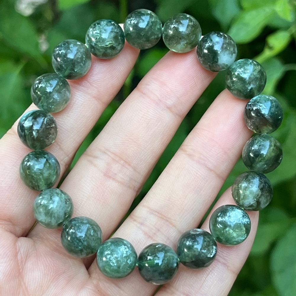 10.5mm stretchable flashy green‎ emerald bracelet